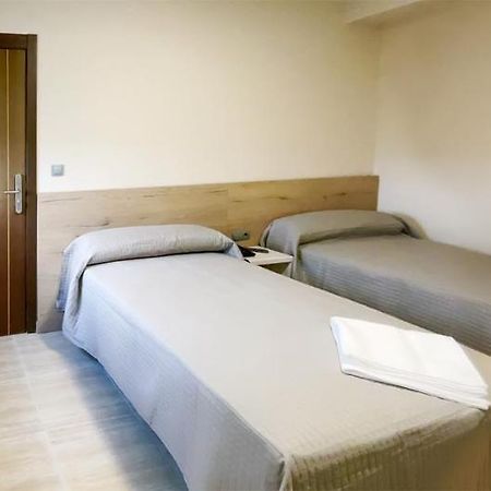 Hostal Restaurante Cuatro Caminos Cubillos del Sil ภายนอก รูปภาพ