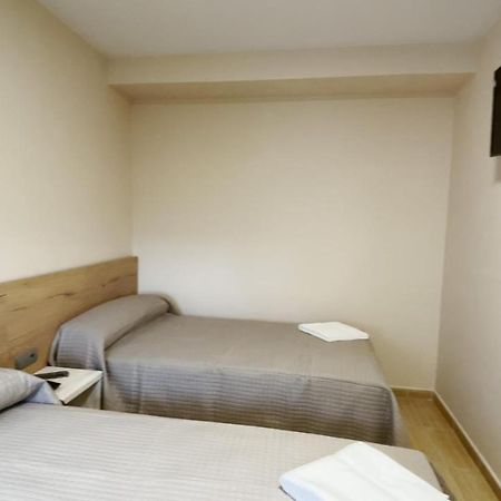 Hostal Restaurante Cuatro Caminos Cubillos del Sil ภายนอก รูปภาพ