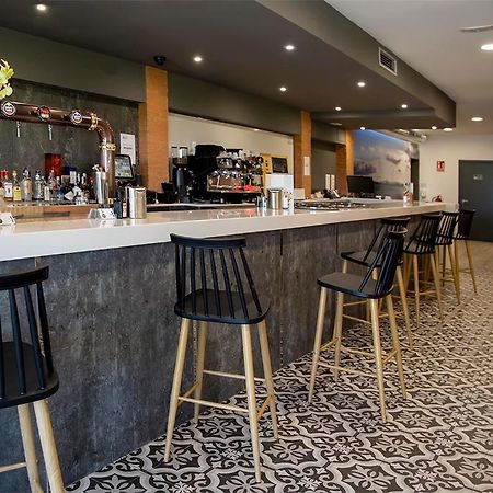 Hostal Restaurante Cuatro Caminos Cubillos del Sil ภายนอก รูปภาพ