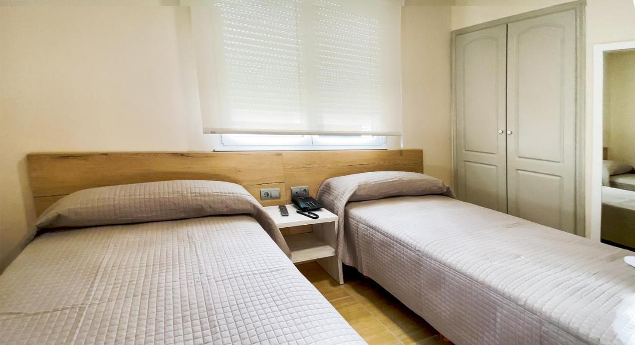 Hostal Restaurante Cuatro Caminos Cubillos del Sil ภายนอก รูปภาพ