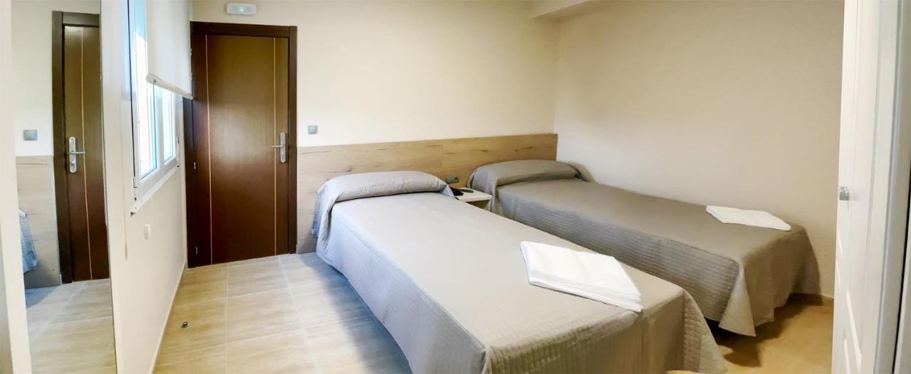 Hostal Restaurante Cuatro Caminos Cubillos del Sil ภายนอก รูปภาพ
