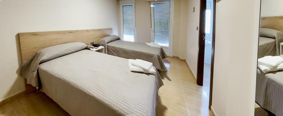 Hostal Restaurante Cuatro Caminos Cubillos del Sil ภายนอก รูปภาพ