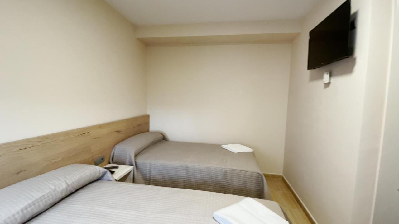 Hostal Restaurante Cuatro Caminos Cubillos del Sil ภายนอก รูปภาพ