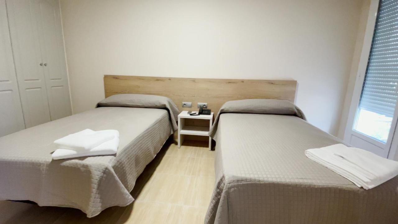Hostal Restaurante Cuatro Caminos Cubillos del Sil ภายนอก รูปภาพ
