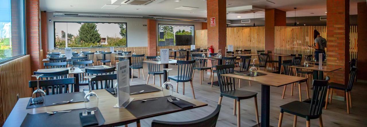 Hostal Restaurante Cuatro Caminos Cubillos del Sil ภายนอก รูปภาพ
