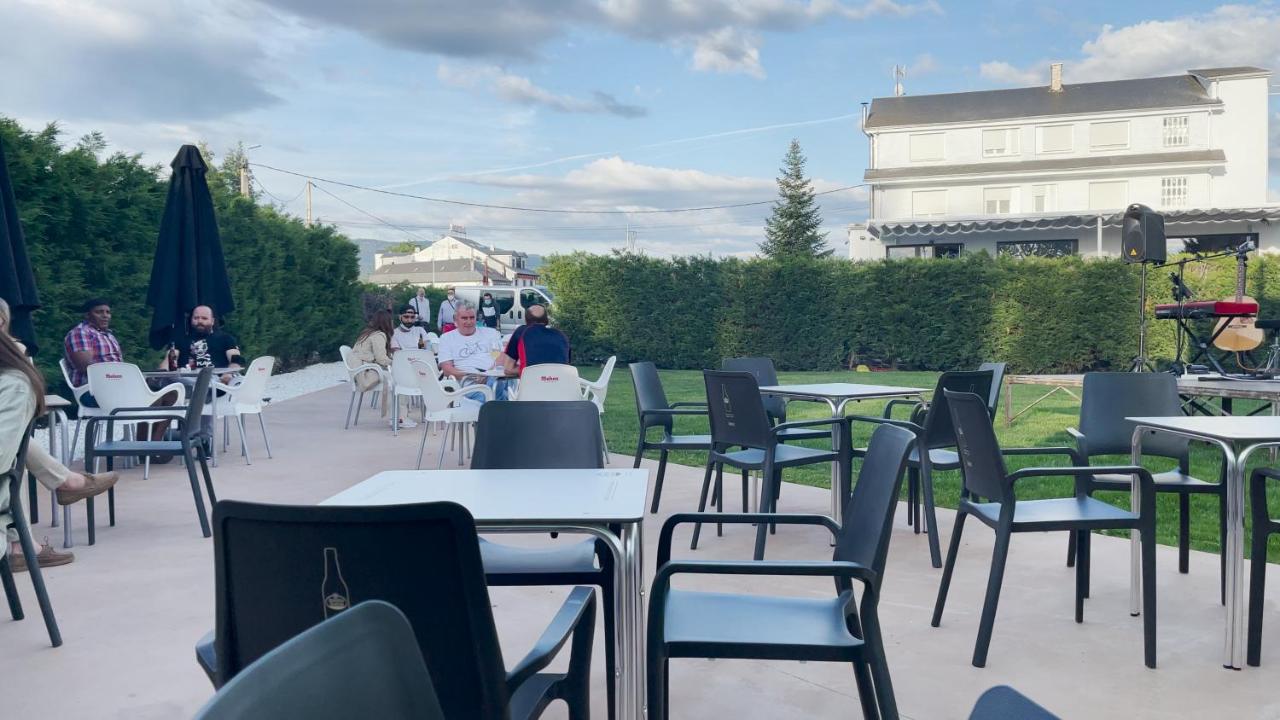 Hostal Restaurante Cuatro Caminos Cubillos del Sil ภายนอก รูปภาพ