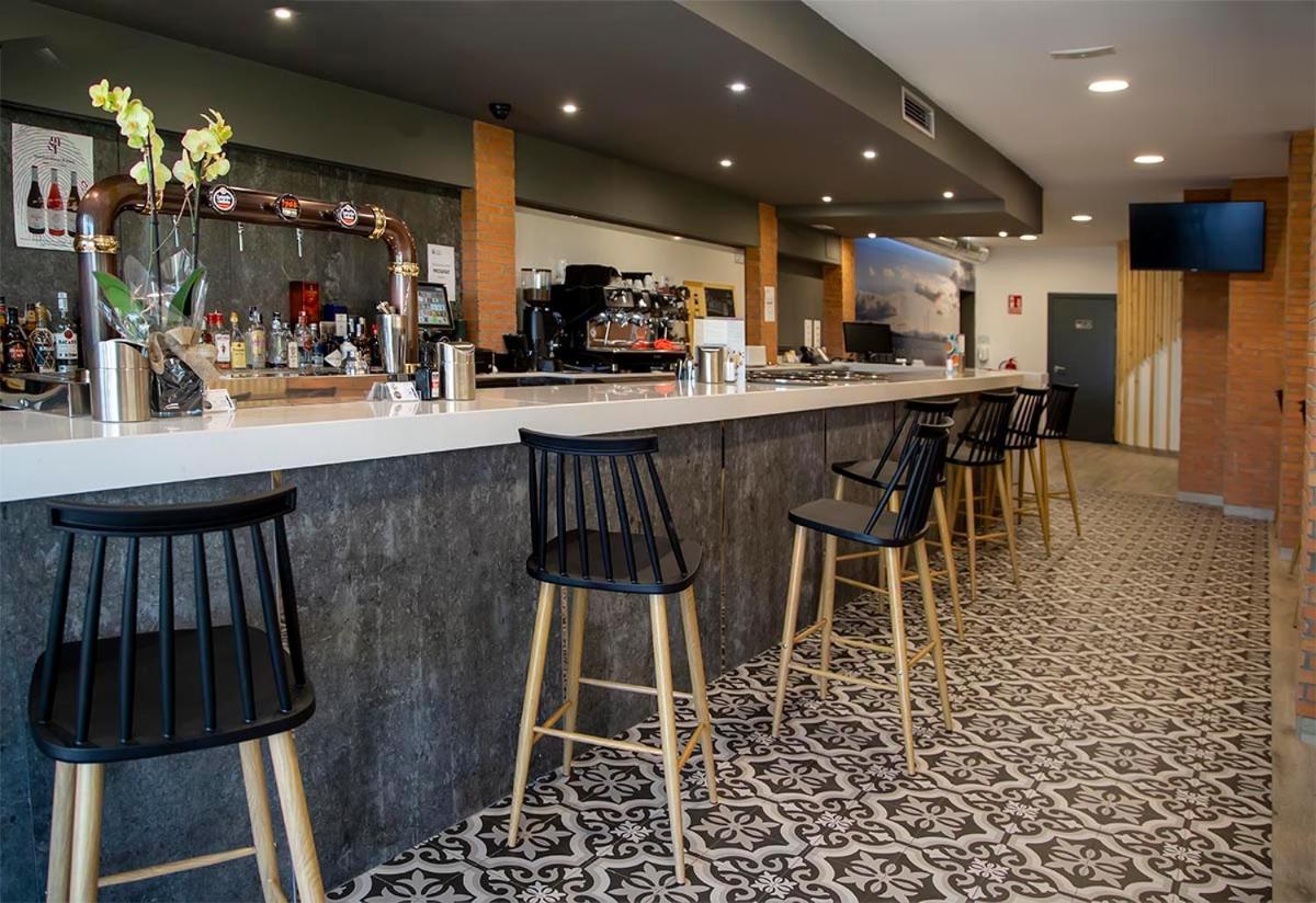 Hostal Restaurante Cuatro Caminos Cubillos del Sil ภายนอก รูปภาพ