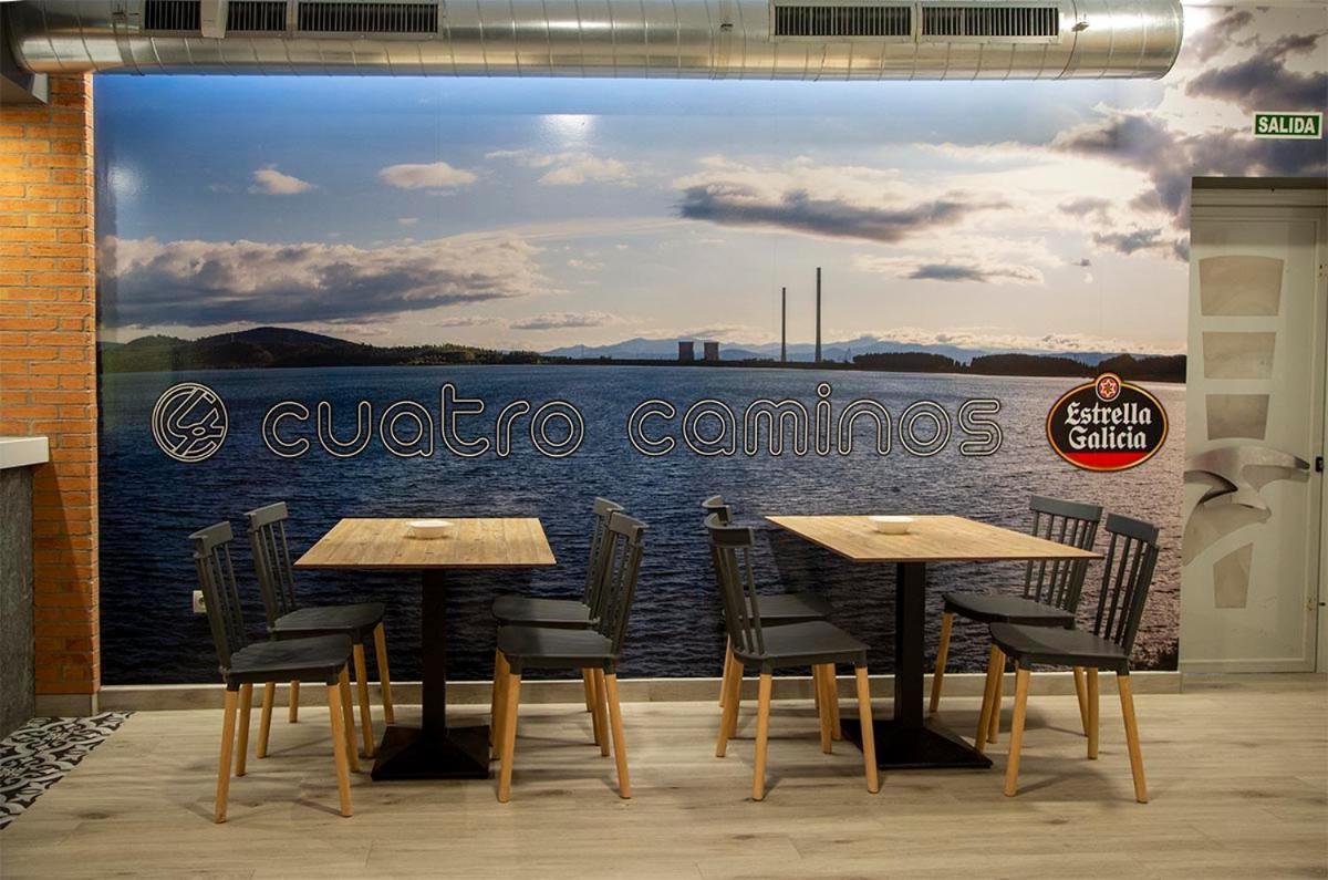 Hostal Restaurante Cuatro Caminos Cubillos del Sil ภายนอก รูปภาพ